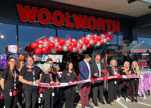 Feierliche Eröffnung der Woolworth-Filiale 