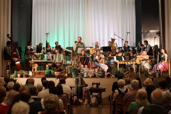 SUMT begeisterte mit Volksmusik und Jubiläumsfeier